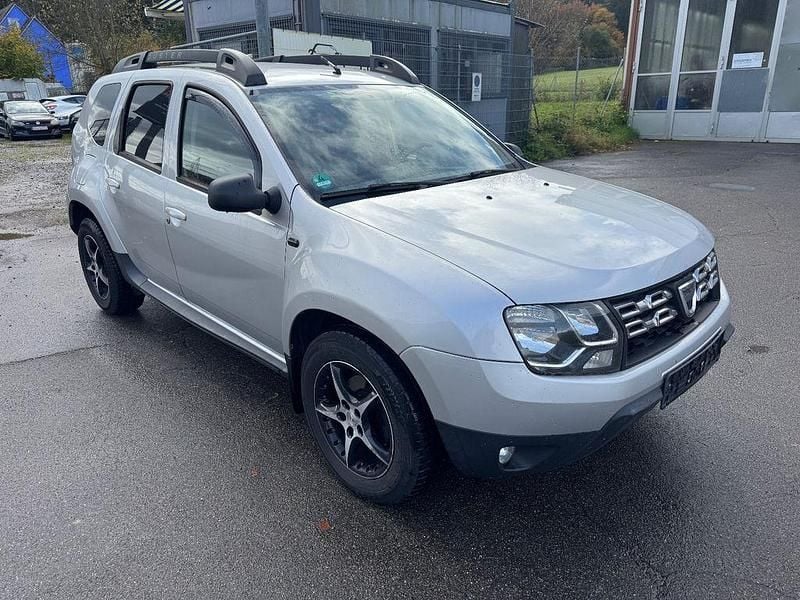 Silber Gebraucht 2017 Dacia Duster Lauréate SUV | 7.999 € (Superpreis) - Bild 1/4