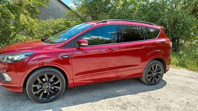 Rot Gebraucht 2018 Ford Kuga ST-Line SUV | 14.000 € (Fairer Preis) - Bild 1/4