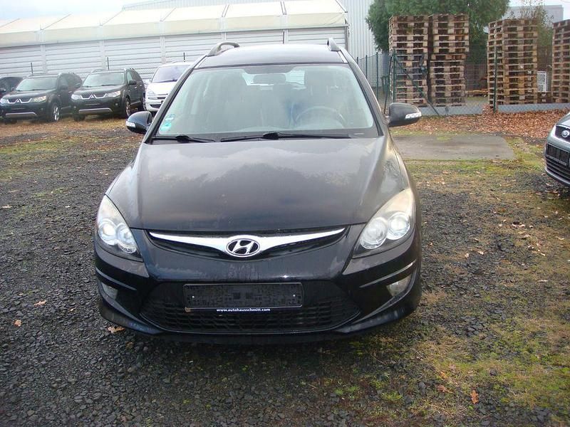 Schwarz Gebraucht 2011 Hyundai i30 Edition Kombi | 1.950 € (Superpreis) - Bild 1/4