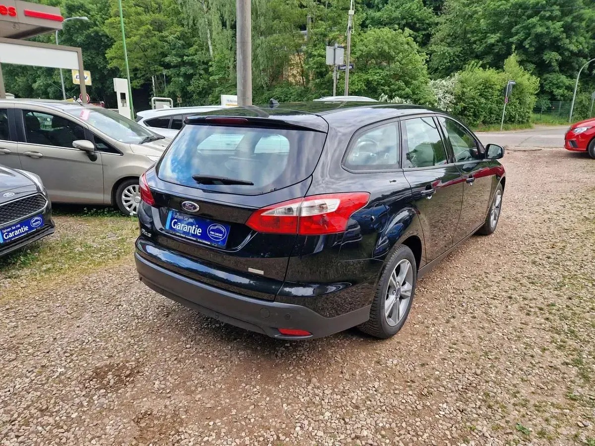 Gebraucht Ford Focus 101 PS (74 kW) 2014 Pantherschwarz metallic Kombi