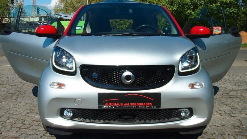 Silber Gebraucht 2019 Smart ForTwo Electric Drive Coupé | 10.200 € - Bild 1/4