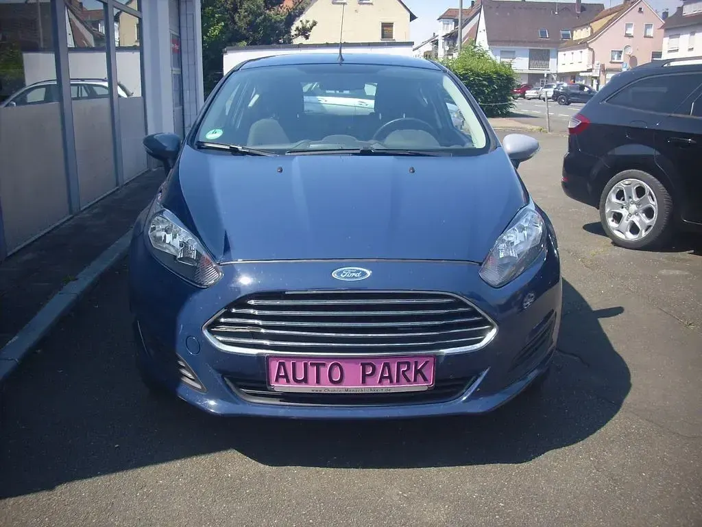 Gebraucht Ford Fiesta Ambiente 60 PS (44 kW) 2014 Blau Kleinwagen