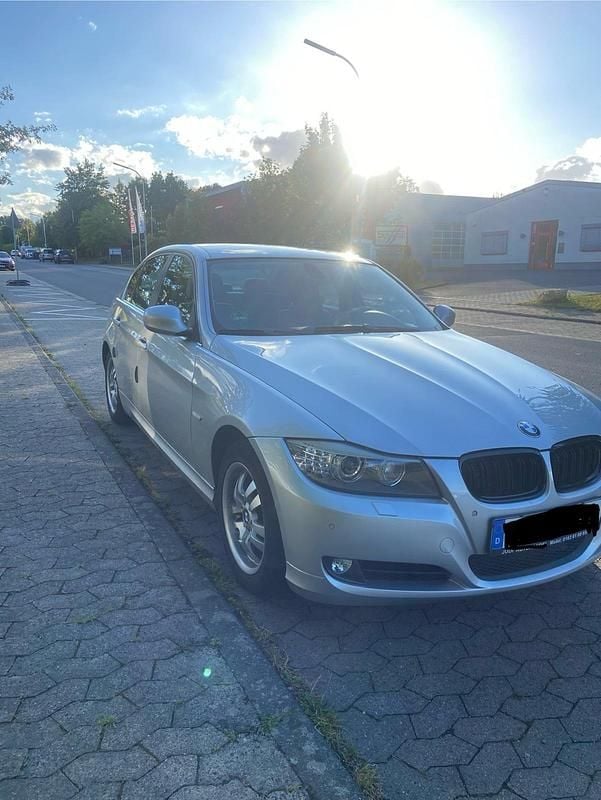 Gebraucht BMW 325 218 PS (160 kW) 2009 Silber Limousine