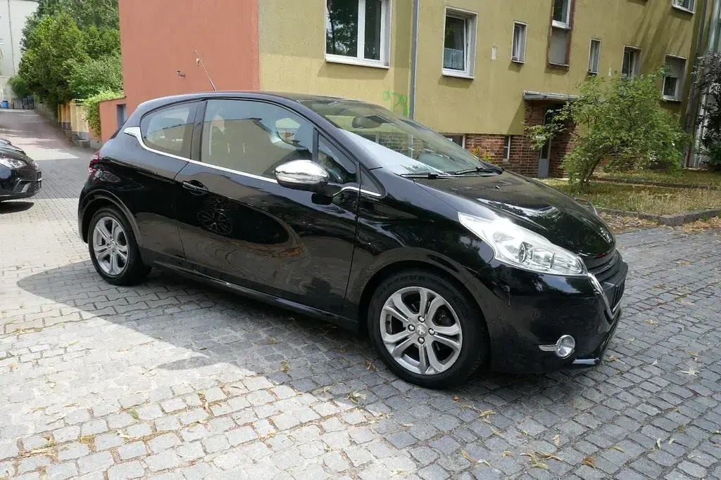 Gebraucht Peugeot 208 Allure 120 PS (88 kW) 2015 Schwarz Kleinwagen