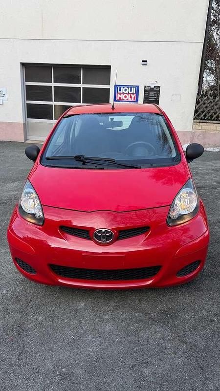 Gebraucht Toyota Aygo 68 PS (50 kW) 2009 Rot Kleinwagen