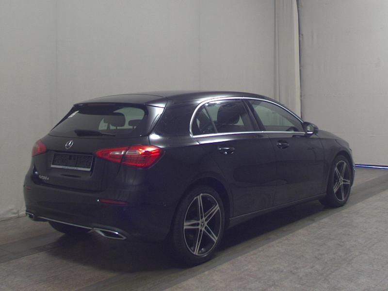 Gebraucht Mercedes A200 Progressive 150 PS (110 kW) 2021 Kosmosschwarz  metalliclack (metallic) Limousine