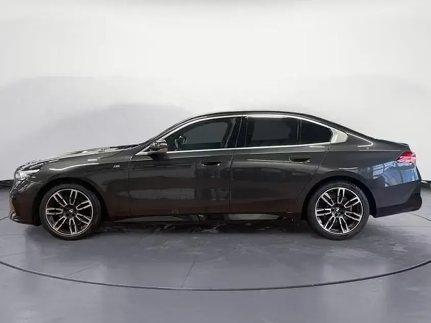 Używany BMW 520 Performance 197 KM (144 kW) 2024 Szary Sedan/Limuzyna