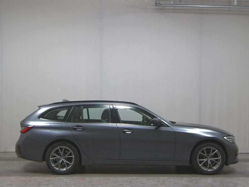 Grau Gebraucht 2021 BMW 320 Sport Line Kombi | 20.980 € (Superpreis) - Bild 1/4