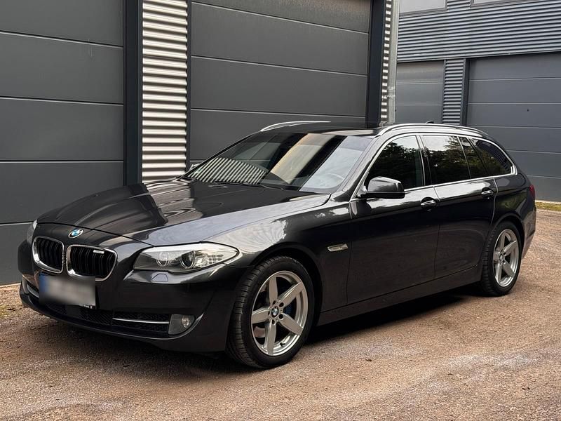 Grau Gebraucht 2011 BMW 525 Kombi | 11.000 € - Bild 1/4