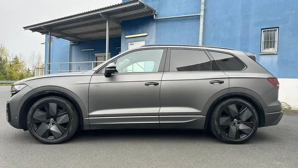 Gebraucht VW Touareg R-line 231 PS (169 kW) 2024 Grau SUV