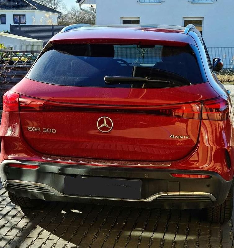 Gebraucht Mercedes EQA300 Style 167 kW (228 PS) 2023 Rot SUV