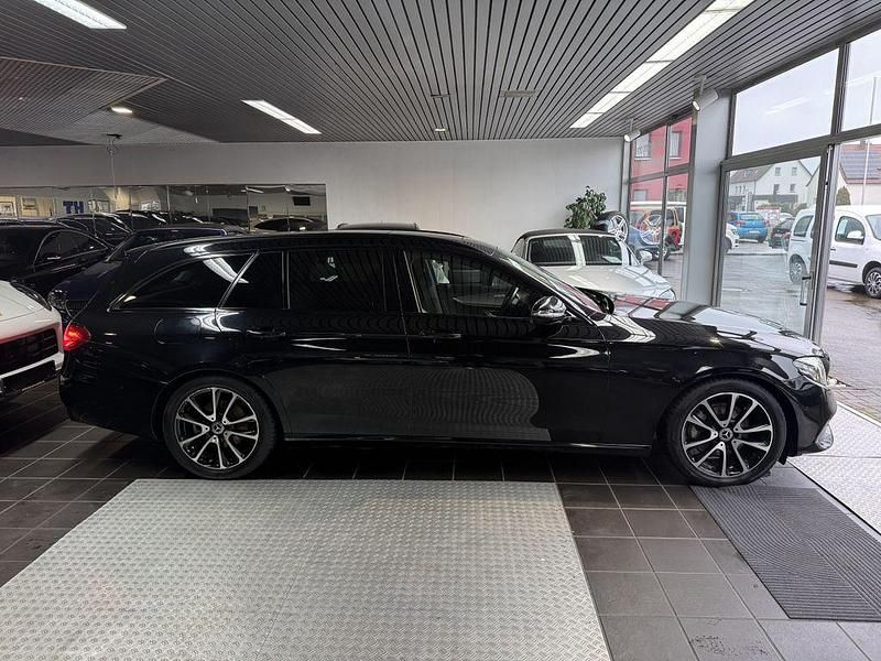 Gebraucht Mercedes E220 Avantgarde 194 PS (142 kW) 2018 Ung. schwarz  unilack Kombi