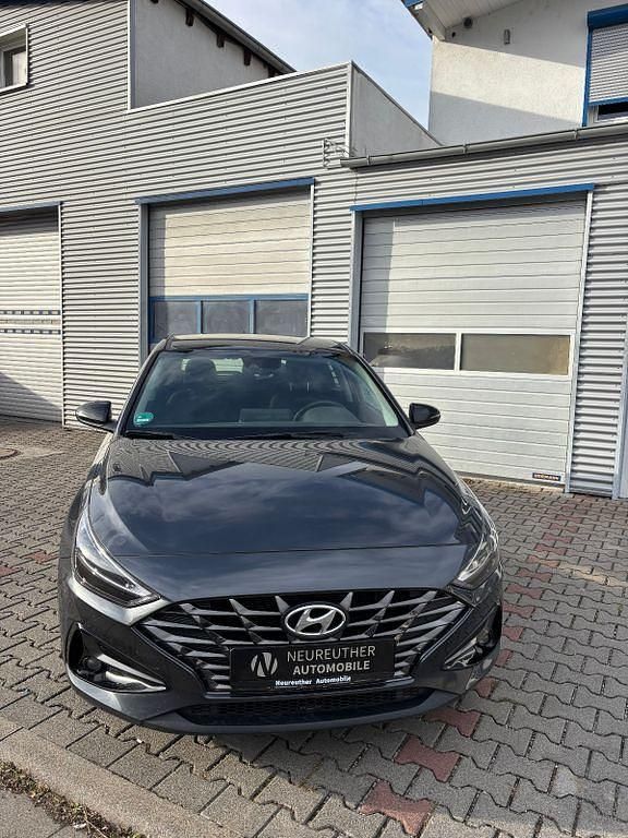 Grau Gebraucht 2021 Hyundai i30 Edition 30+ Limousine | 14.580 € (Fairer Preis) - Bild 1/4