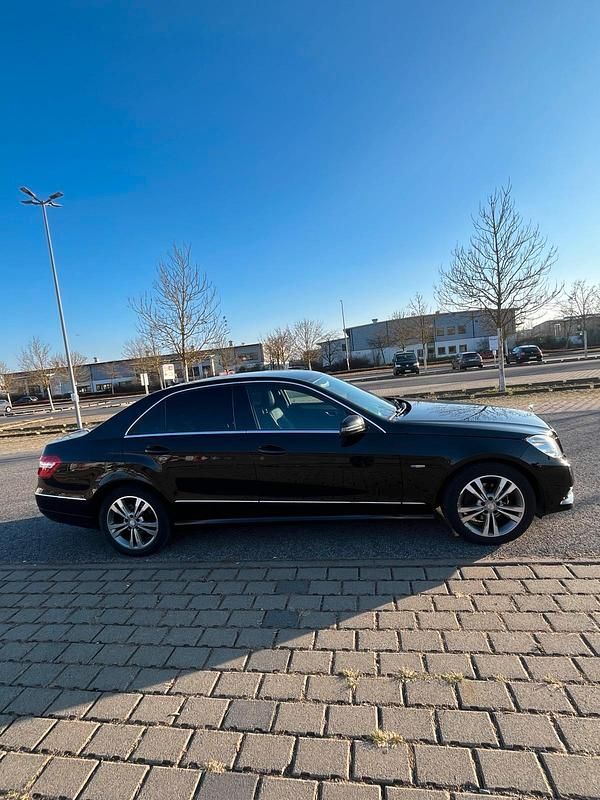 Gebraucht Mercedes E220 Avantgarde 170 PS (125 kW) 2010 Schwarz Limousine