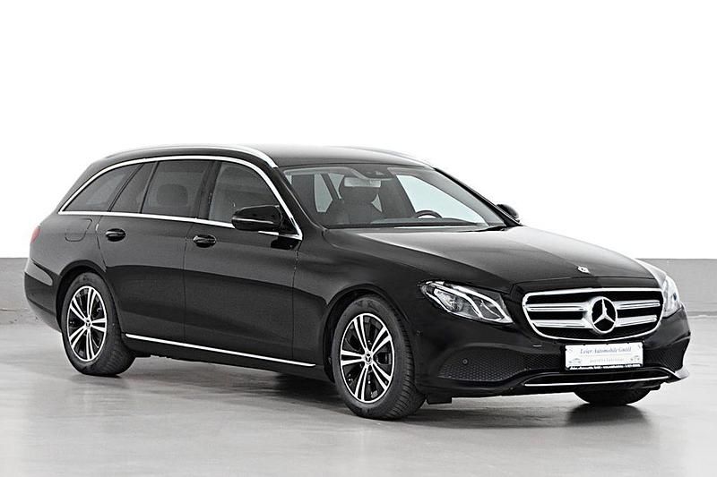 Schwarz Gebraucht 2018 Mercedes E220 Avantgarde Limousine | 22.990 € (Guter Preis) - Bild 1/4