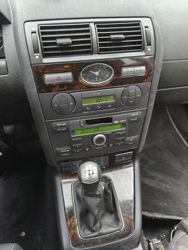 Gebraucht Ford Mondeo Ghia 110 PS (80 kW) 2002 Silber Kombi