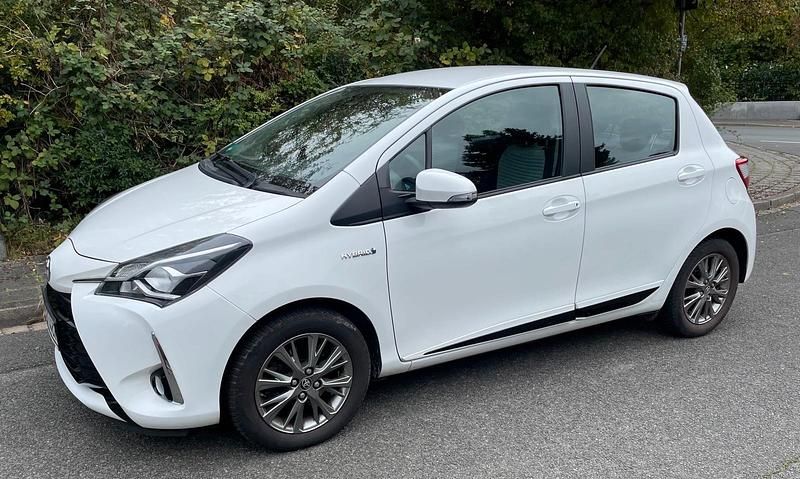 Weiß Gebraucht 2017 Toyota Yaris Hybrid Kleinwagen | 12.600 € (Guter Preis) - Bild 1/4