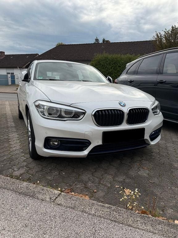 Weiß Gebraucht 2017 BMW 118 Sport Line Kleinwagen | 10.399 € (Guter Preis) - Bild 1/4
