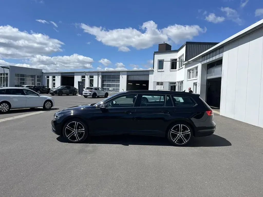 Gebraucht VW Passat R-line 150 PS (110 kW) 2023 Schwarz Kombi