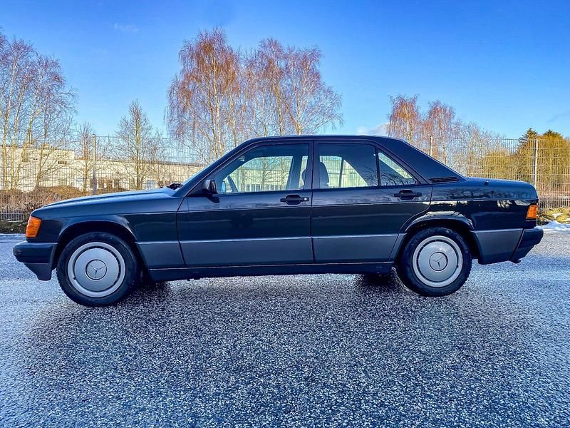 Second-hand Mercedes 190 109 CP (80 kW) 1992 Negru Berlinǎ