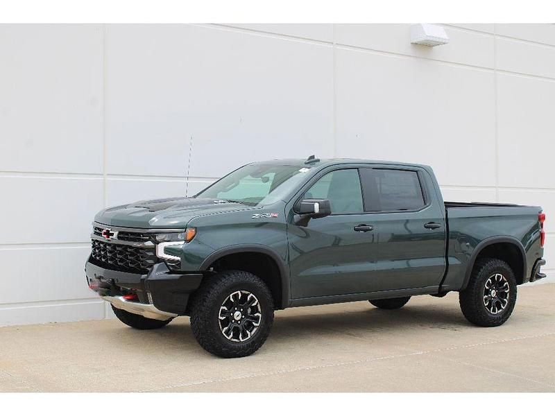 Grau Neu 2025 Chevrolet Silverado SUV | 82.900 € (Etwas zu teuer) - Bild 1/1