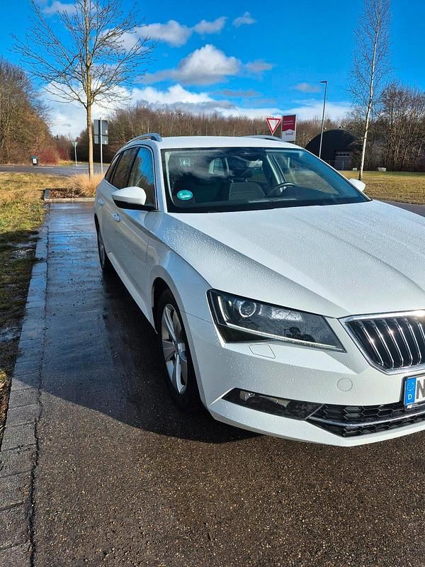 Gebraucht Skoda Superb 150 PS (110 kW) 2017 Weiß Kombi