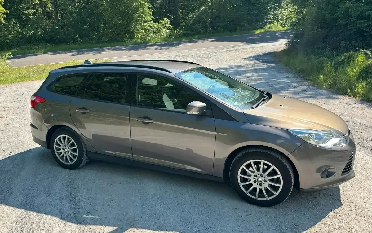 Usado Ford Focus 125 CV (91 kW) 2013 Gris Familiar