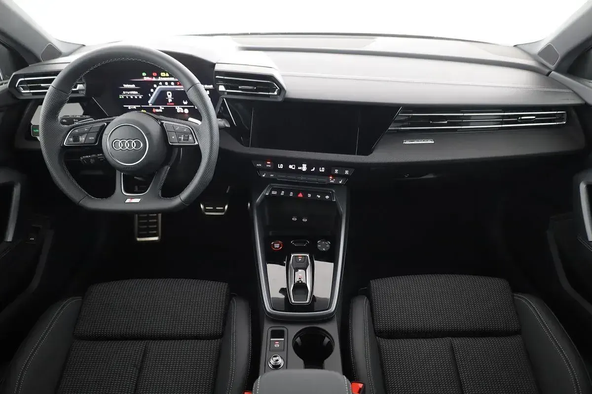 Gebraucht Audi S3 Ambiente 333 PS (244 kW) 2025 Distriktgrün metallic Limousine