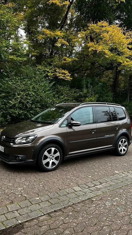 Braun Gebraucht 2011 VW Touran Cross Van / Kleinbus | 8.500 € (Etwas zu teuer) - Bild 1/4