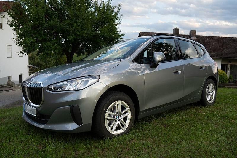 Grau Gebraucht 2024 BMW 220 Active Tourer Shadowline Van / Kleinbus | 34.900 € (Teuer) - Bild 1/4