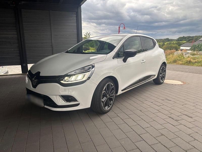 Weiß Gebraucht 2018 Renault Clio IV Intens Kleinwagen | 9.000 € (Guter Preis) - Bild 1/4