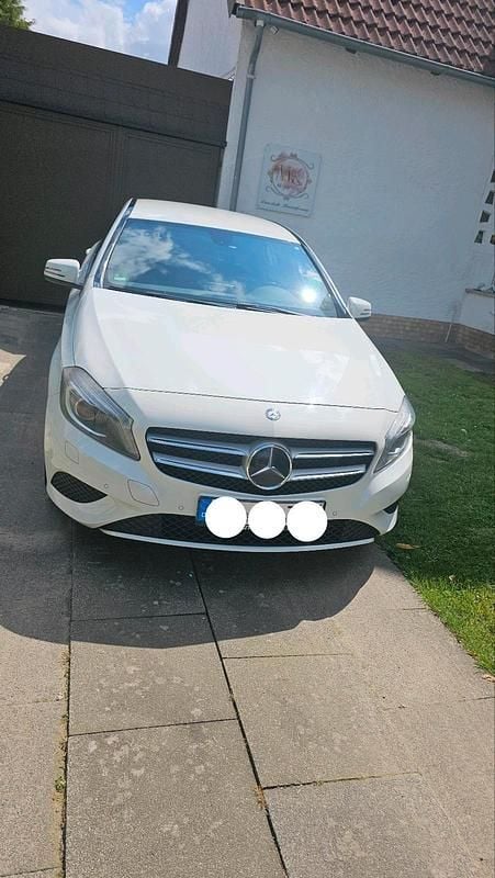Weiß Gebraucht 2012 Mercedes A180 Kleinwagen | 12.500 € (Fairer Preis) - Bild 1/4