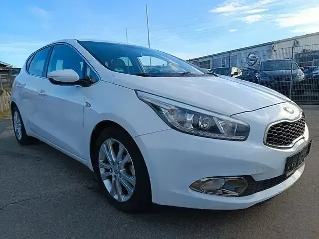 Gebraucht Kia Ceed FIFA World Cup Edition 128 PS (94 kW) 2014 Weiß Kleinwagen