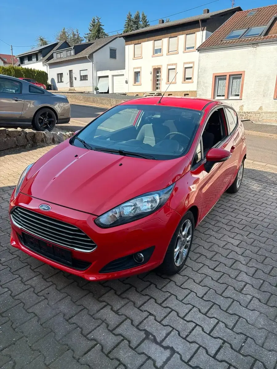 Gebraucht Ford Fiesta 80 PS (58 kW) 2014 Rot Kleinwagen