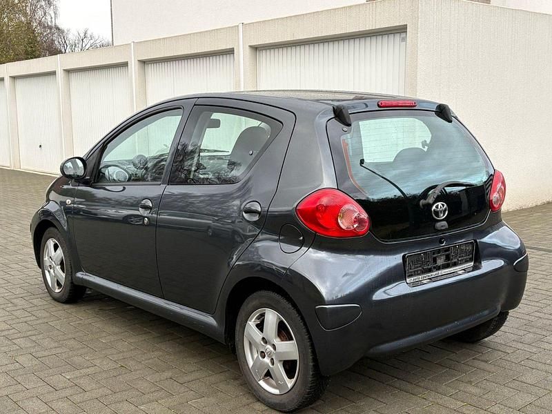 Gebraucht Toyota Aygo 68 PS (50 kW) 2006 Grau Kleinwagen