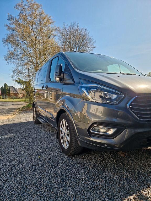 Grau Gebraucht 2018 Ford Tourneo Custom Titanium Van / Kleinbus | 33.500 € (Superpreis) - Bild 1/4