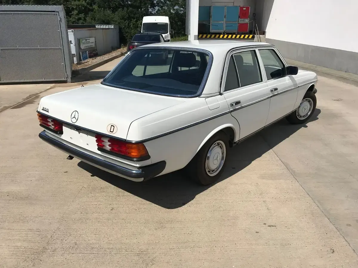 Gebraucht Mercedes 200 107 PS (78 kW) 1982 Weiß Limousine