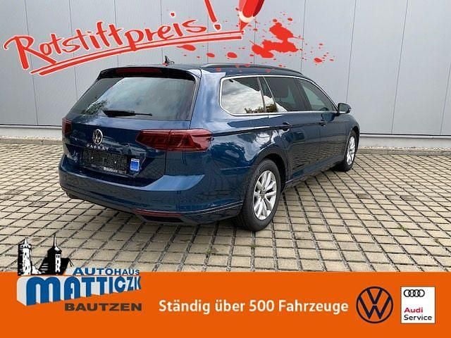 Aquamarinblau metallic (metallic) Gebraucht 2022 VW Passat IQ Drive Kombi | 20.979 € (Fairer Preis) - Bild 1/4