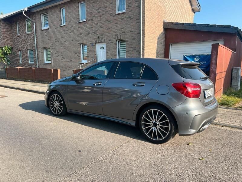 Grau Gebraucht 2016 Mercedes A200 AMG Limousine | 13.500 € (Teuer) - Bild 1/4