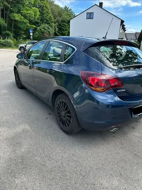 Gebraucht Opel Astra Edition 140 PS (102 kW) 2010 Blau Limousine