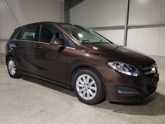 Orientbraun metallic orientbraun metallic Gebraucht 2015 Mercedes B180 Van / Kleinbus | 15.771 € (Fairer Preis) - Bild 1/4