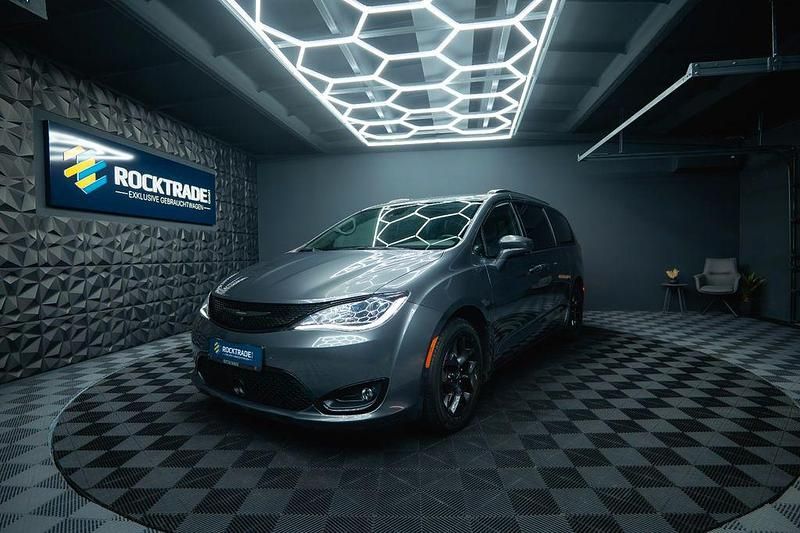 Grau Gebraucht 2020 Chrysler Pacifica Limited SUV | 27.990 € (Superpreis) - Bild 1/4