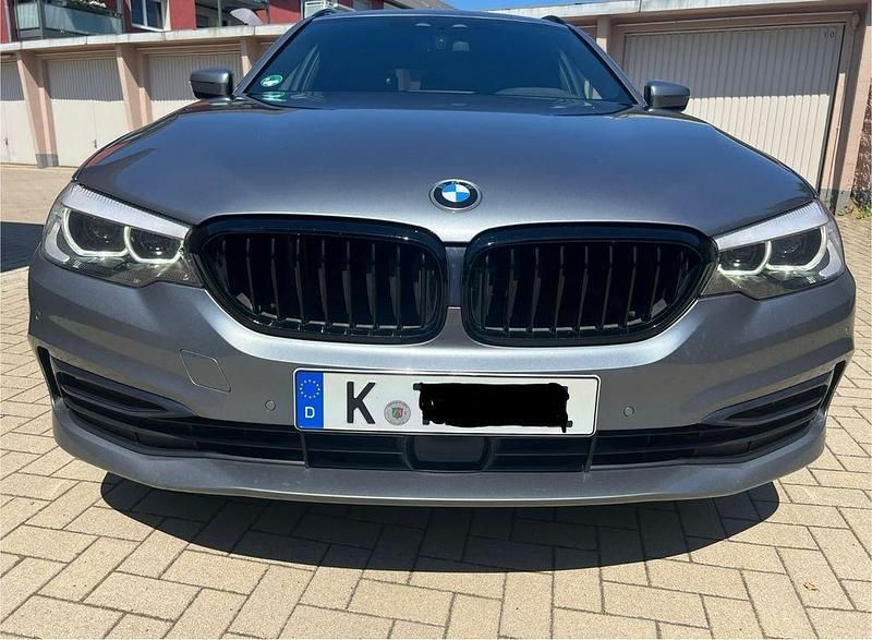 Grau Gebraucht 2019 BMW 520 Sport Line Kombi | 20.700 € (Fairer Preis) - Bild 1/4