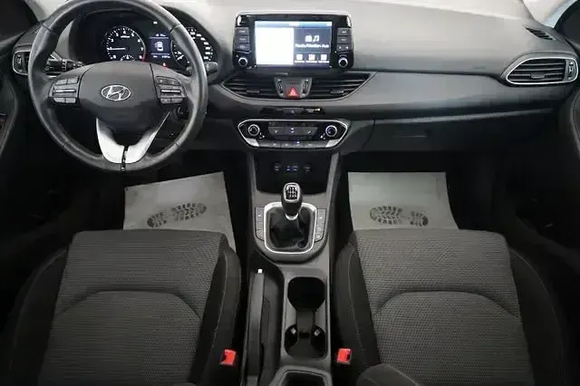 Gebraucht Hyundai i30 Trend 99 PS (72 kW) 2019 Rot Limousine