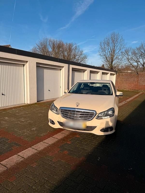 Beige Gebraucht 2015 Mercedes E200 Limousine | 5.990 € - Bild 1/4