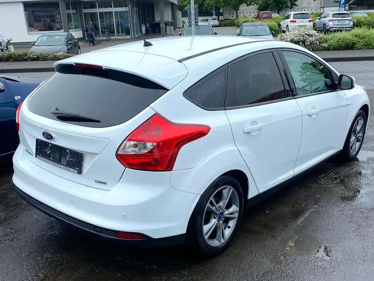 Gebraucht Ford Focus Trend 125 PS (91 kW) 2013 Frostweiß Limousine