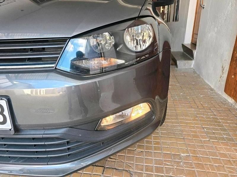 Usado VW Polo 75 HP (55 kW) 2015 Cinzento Citadino