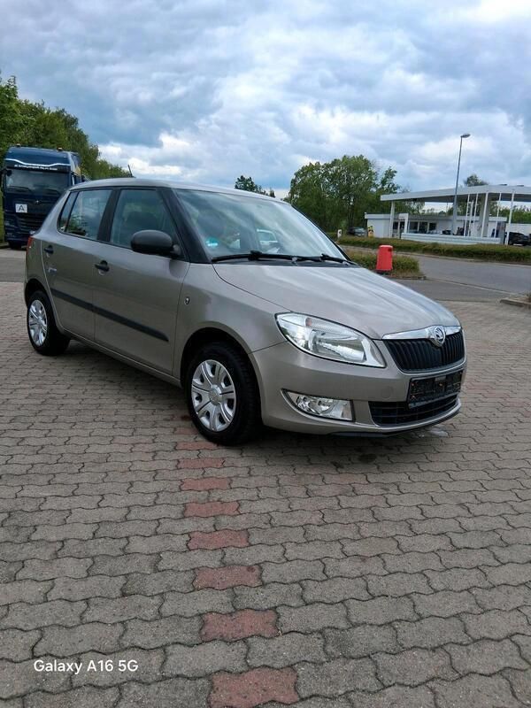 Grau Gebraucht 2013 Skoda Fabia Cool Edition Kleinwagen | 2.900 € (Fairer Preis) - Bild 1/4