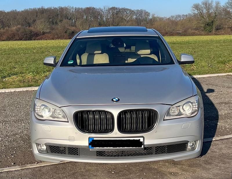 Gebraucht BMW 740 306 PS (225 kW) 2012 Silber Limousine