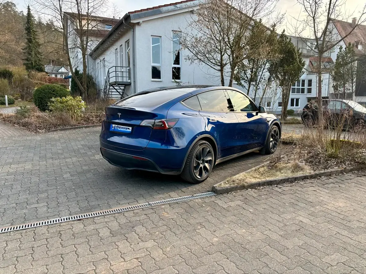 Usata Tesla Model Y Standard Range 219 kW (299 CV) 2023 Blu SUV
